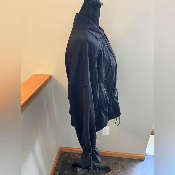 Athleta Acadia black lightweight travel work rain jacket. Snap closure. Medium - Picture 4 of 16